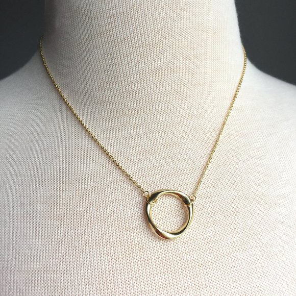 Gold wavy Circle Necklace - Picture 6 of 6